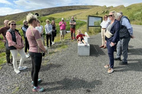 Frá afhendingu bekks við Skíðaveg.