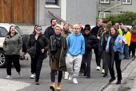 Nemendur Lýðskólans á Flateyri kíktu í heimsókn til bæjarstjóra.