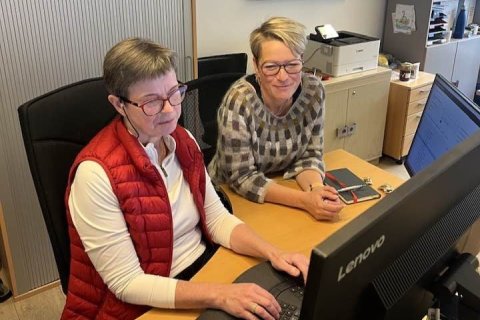 Við Védís yfirbókari Ísafjarðarbæjar að vinna í vinnubókum fyrir fjárhagsáætlunargerð.