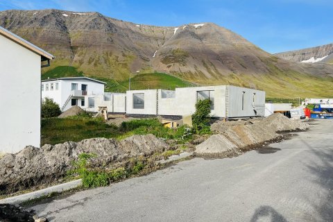 Góður gangur er í byggingu nemendagarða Lýðskólans á Flateyri.