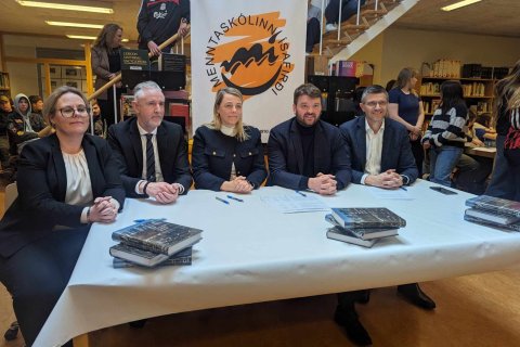 Við undirritun samnings um byggingu nýs verknámshúss við Menntaskólann á Ísafirði.