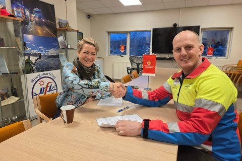 Sigríður og Valþór við undirritun endurskoðaðs samnings við Björgunarfélagið vegna almannavarnarýmis…