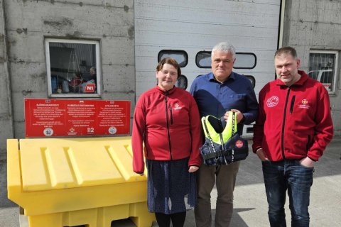 Hafnarstjóri tekur við vestunum.