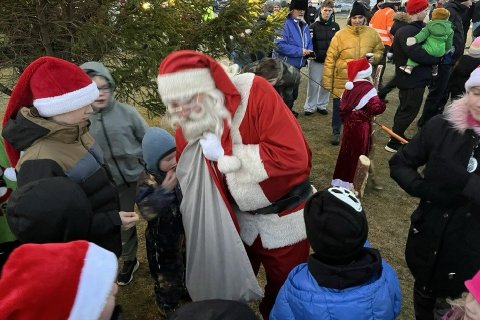 Jólasveinarnir höfðu hraðar hendur við að útbýta gotteríi á Þingeyri.