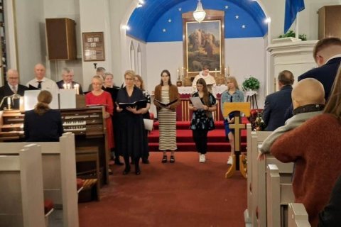 Aðfangadagsmessan sungin í Suðureyrarkirkju.