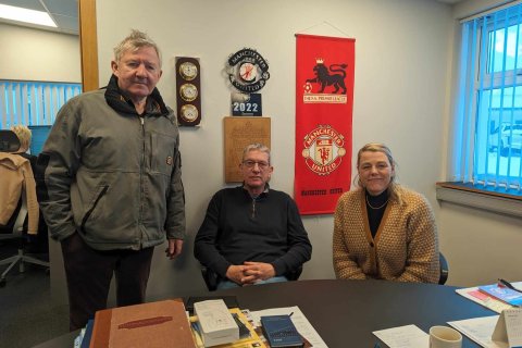 Heimsókn í Íslandssögu á Suðureyri. Guðni Einarsson, Óðinn Gestsson og Arna Lára.