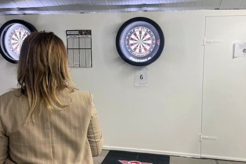 Dagný Finnbjörnsdóttir, framkvæmdastjóri HSV prófar píluaðstöðuna hjá Skotís.