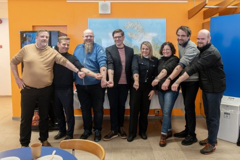 Bakhjarlar Aldrei fór ég suður staðfestu stuðninginn við hátíðina með tímabundnum tattúum.