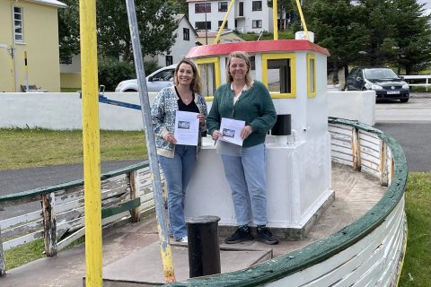 Svava Rán Valgeirsdóttir, fyrir hönd Hollvinasamtaka Ágústu ÍS 65, og Arna Lára Jónsdóttir, bæjarstj…