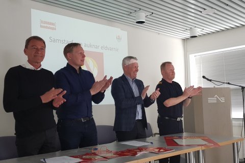 Myndin var tekin við undirritun samningsins í stjórnsýsluhúsinu á Ísafirði 25. maí. Frá vinstri: Gar…