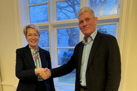 Sigríður Júlía bæjarstjóri og Ómar Tryggvason framkæmdastjóri Innviða fjárfestinga II slhf.