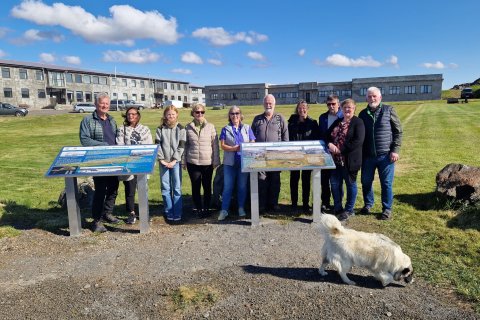 Fjölskylda Aðalsteins Eiríkssonar stendur við nýju söguskiltin.