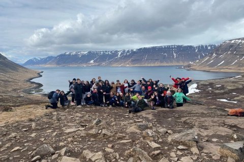 Hópurinn við Dynjanda, séð út Arnarfjörðinn.
Mynd: Grunnskólinn á Þingeyri.