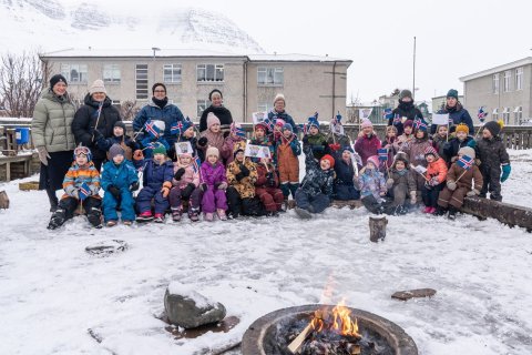 Handhafar Orðsporsins 2025 fagna við varðeld á Tanga ásamt Guðrúnu Birgisdóttur, fulltrúa Orðsporsin…