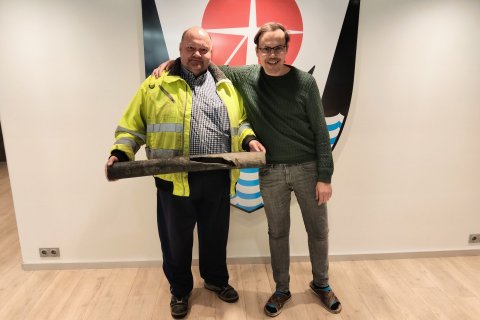 Kristján Andri Guðjónsson, forstöðumaður áhaldahúss, heldur á lagnarskömminni sem verið hefur til va…