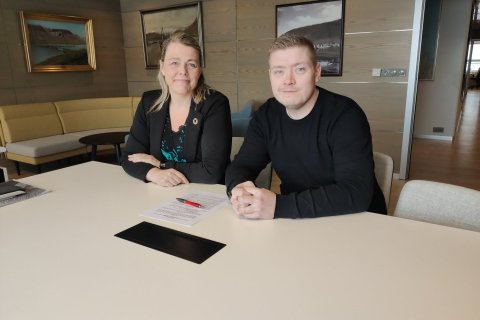 Arna Lára bæjarstjóri og Ragnar Heiðar hjá Viðburðastofu Vestfjarða við undirritun samningsins.