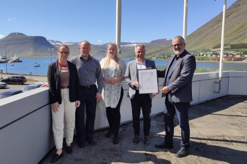 Sigurður M. Harðarson, samræmingarstjóri úttekta hjá iCert, afhendir Birgi Gunnarssyni, bæjarstjóra,…