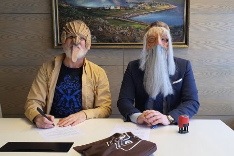 Elfar Logi Hannesson og Birgir Gunnarsson við undirritun samningsins.