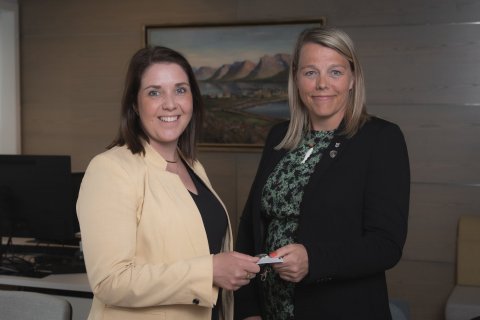 Bryndís Ósk og Arna Lára við lyklaskiptin í gær.