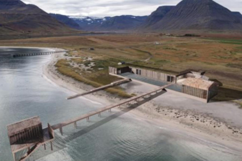 Hugmyndir um uppbyggingu baðastaðar, bryggjusána til vinstri úti í sjó, veitingastaður fyrir miðri b&hellip;