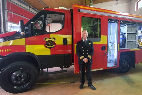 Sigurður A. Jónsson, slökkviliðsstjóri, við nýja bílinn.