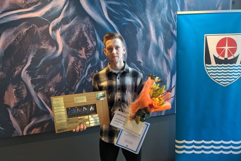 Elmar Atli með verðlaunagrip og viðurkenningar fyrir íþróttamann ársins.