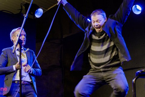 Guðmundur Gunnarsson, bæjarstjóri Ísafjarðarbæjar og Ómar Smári Kristinsson við útnefninguna. Mynd: …