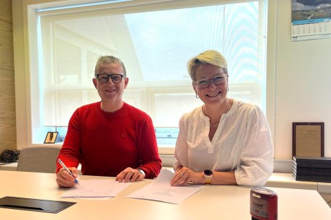 Þorleifur Björnsson, framkvæmdastjóri Glóru, og Sigríður Júlía við undirritun samningsins.