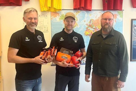 Gunnar Bjarni ritari og Ómar Örn formaður Slysavarnardeildarinnar í Hnífsdal afhenda Kristjáni Ingas…