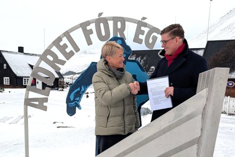 Sigríður Júlía bæjarstjóri og Kristján Freyr rokkstjóri við undirritun stuðsamningsins í Neðstakaups…