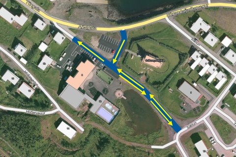 Bláa svæðið sýnir fyrirhugaða vistgötu og gulu örvarnar sýna stefnu akandi umferðar.