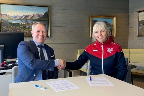 Birgir Gunnarsson, bæjarstjóri, og Guðfinna Hreiðarsdóttir, formaður íþróttafélagsins Vestra, við un…