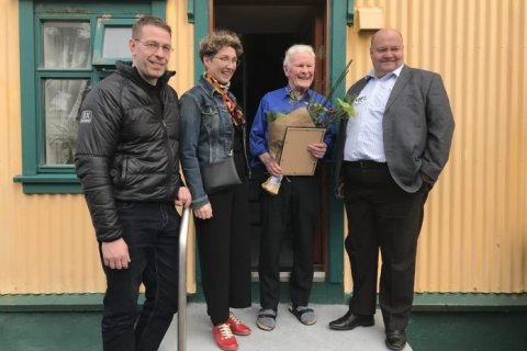 Frá útnefningu Villa Valla til heiðursborgara árið 2018. Með honum á myndinni eru fulltrúar bæjarstj…
